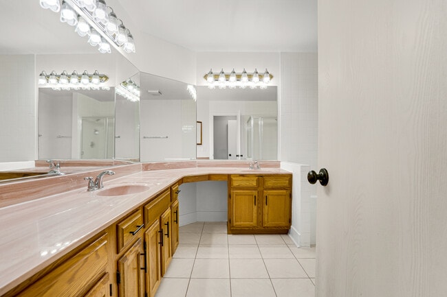 Building Photo - 133 White Branch Ct N