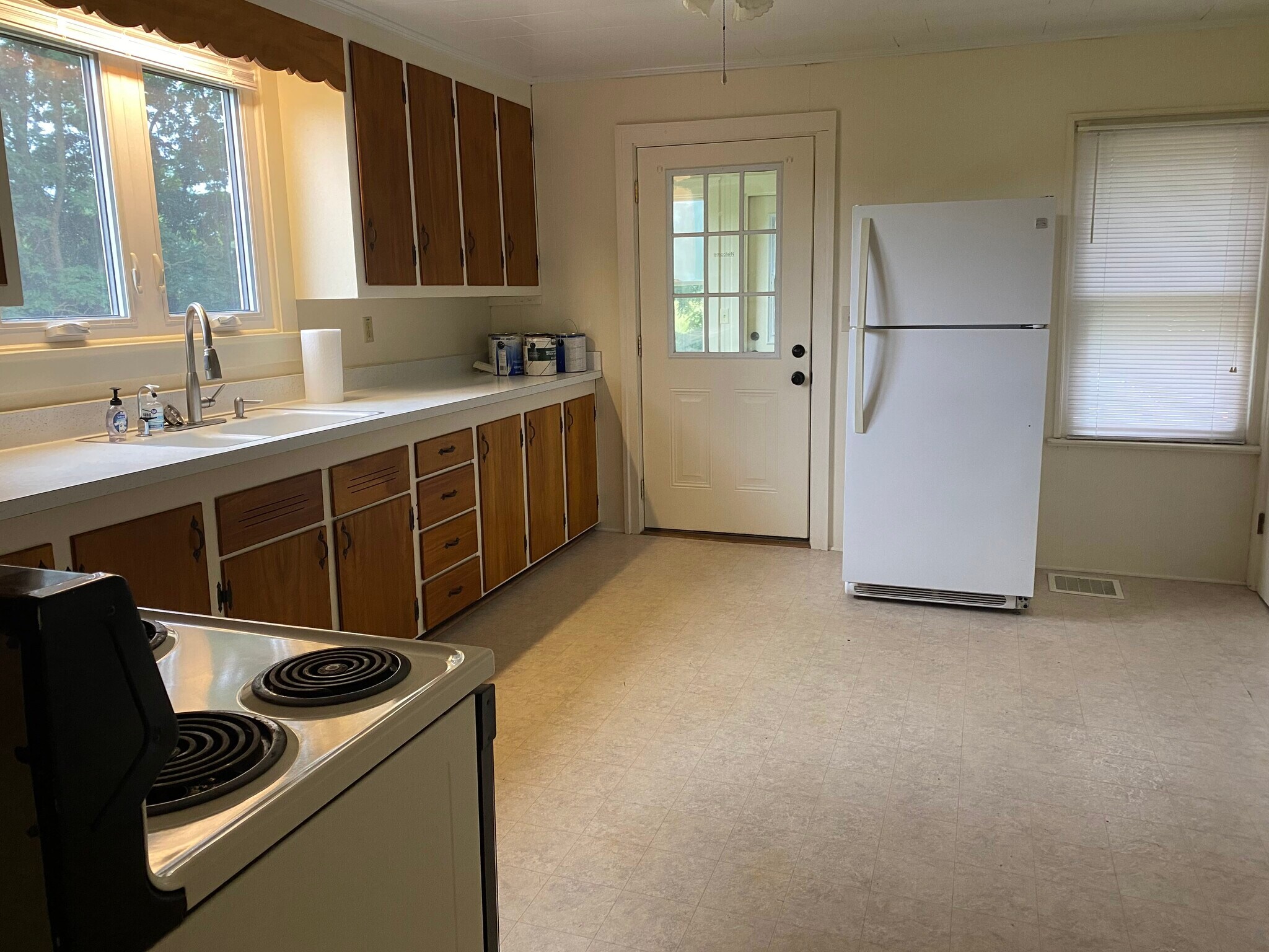 Spacious eat in kitchen - 402 Bowerman Rd