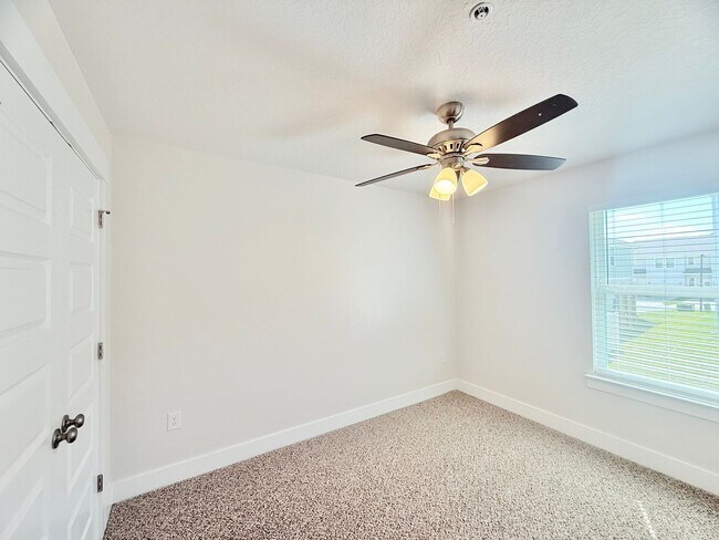 Building Photo - Stunning Townhome - End Unit