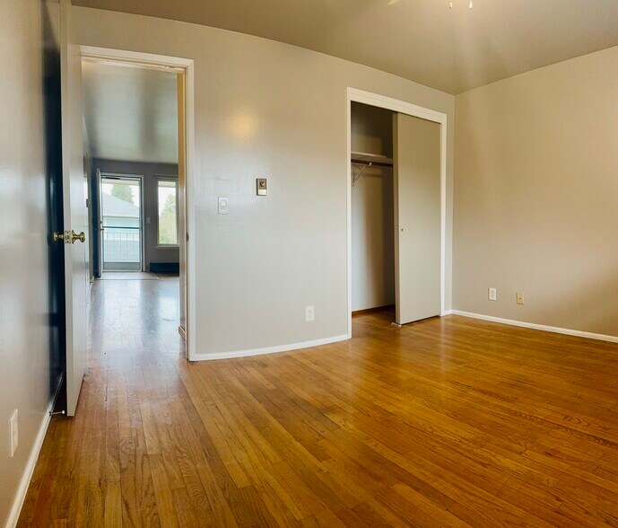 Building Photo - 521 Ave D