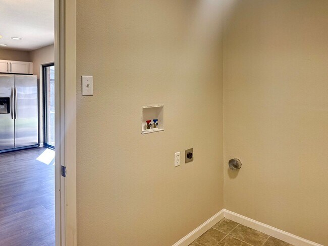 Building Photo - 4 Bedroom / 2.5 Bath Home