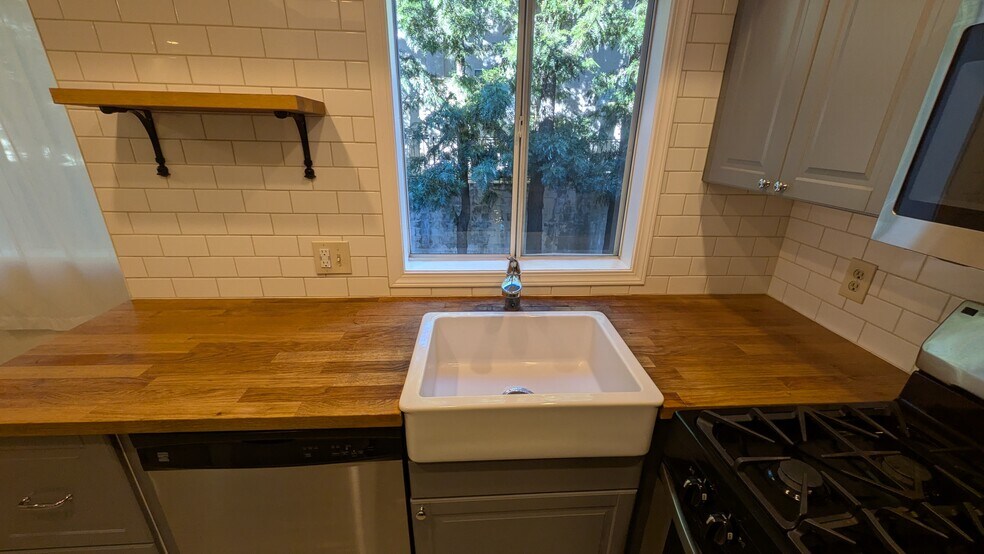 Building Photo - 7320 Balboa Blvd