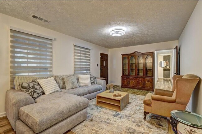 Building Photo - 457 Castleaire Dr SW