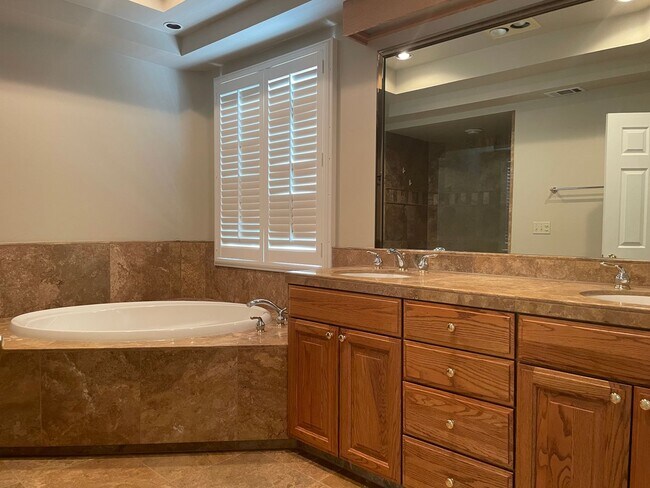 Building Photo - 3 bedroom, 3 bath, entertainment room, lib...