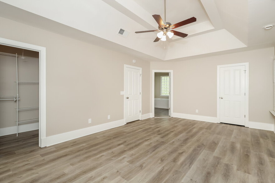 Building Photo - 3073 Essex Dr