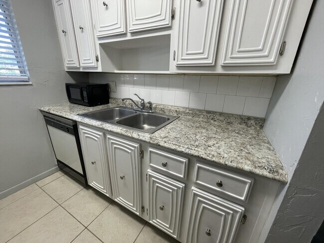 Building Photo - 306 E Ocean Ave