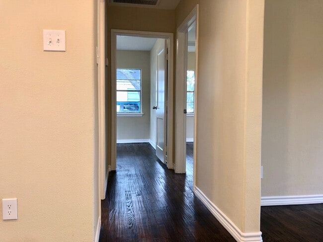 Building Photo - 2 Bedrooms - 1 Bathroom - LARGE Backyard!