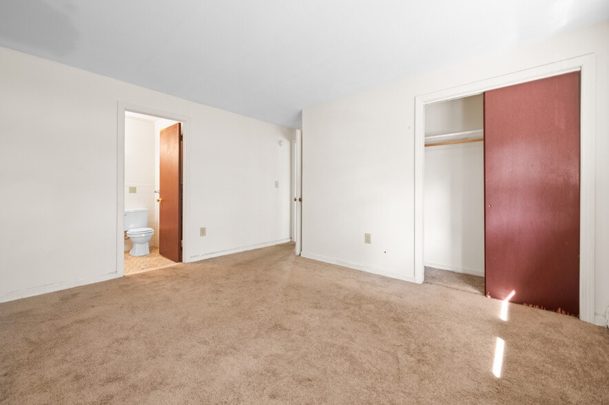 Building Photo - 24 Deerfield Ct