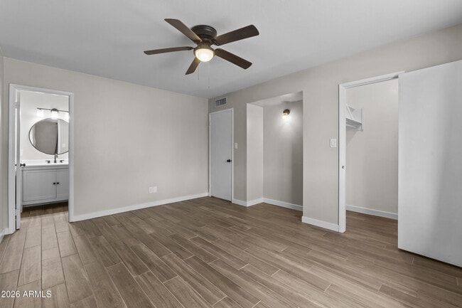 Building Photo - 1229 E Manhatton Dr
