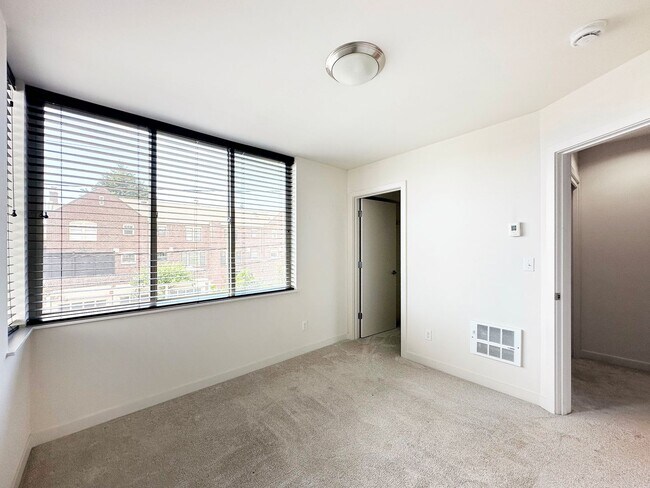 Building Photo - 3bd/2ba Seattle Townhome