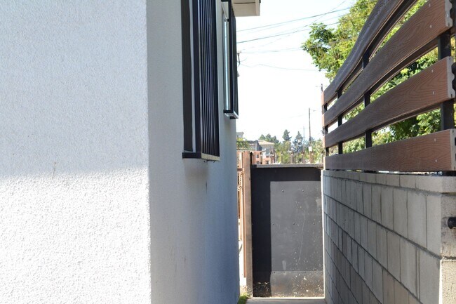 Building Photo - Central Homes