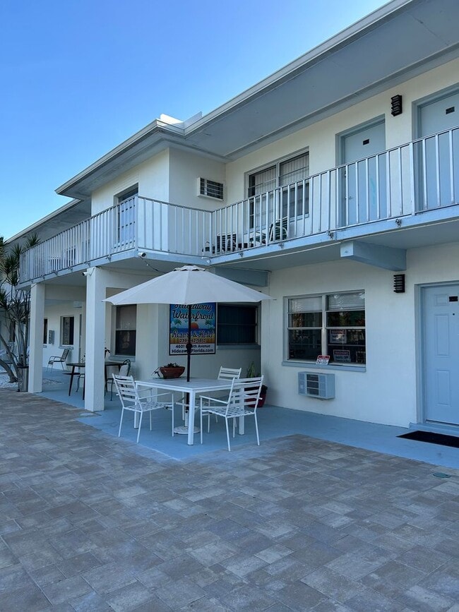 Building Photo - Hideaway Waterfront Hotel