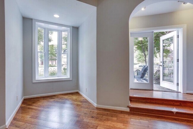 Building Photo - Capital Hill East Townhouse | 3 bd 2.5 bth | Two Patios | Hardwood Floors