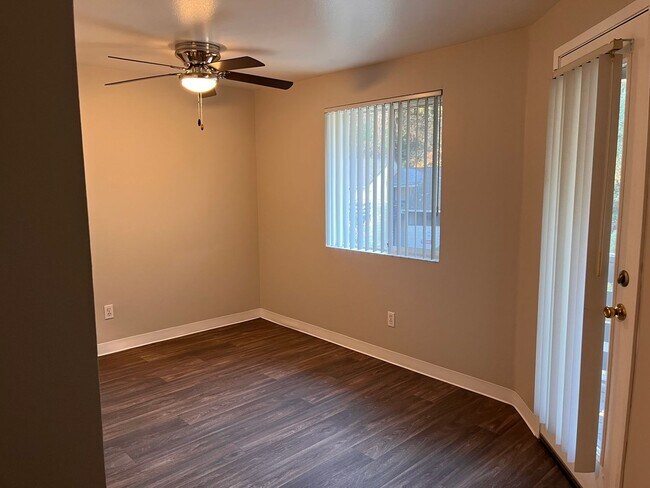 Building Photo - Top Floor 2 Bedroom 1 Bath! One Month Free! Top Floor!