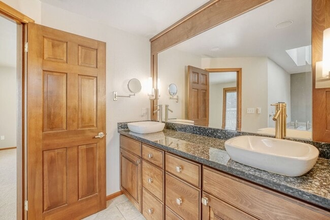 Building Photo - Single Family house on Meridian Valley Country Club.  Gated community