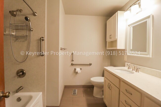 Building Photo - LARGE | 3 Bed | 2 Bath | Midtown Tulsa