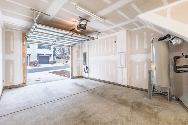 Building Photo - 644 W End Dr