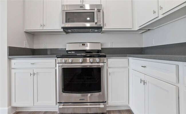 Building Photo - 5432 Hermitage Ave