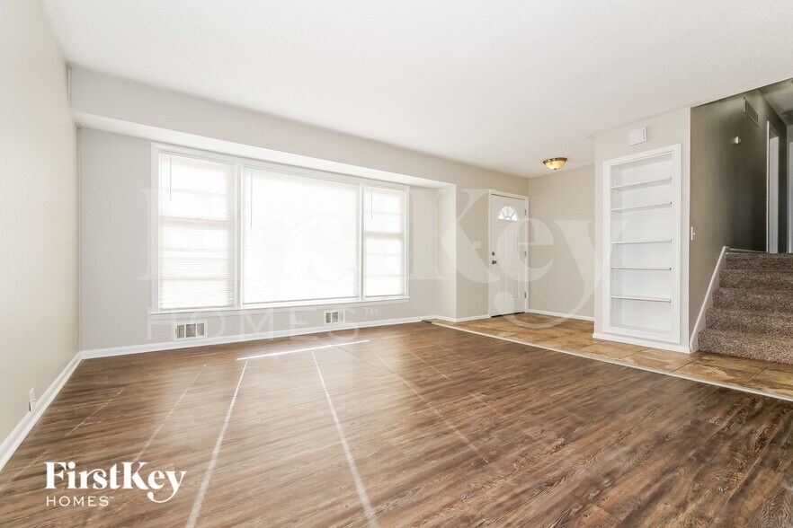 Building Photo - 9404 White Ave