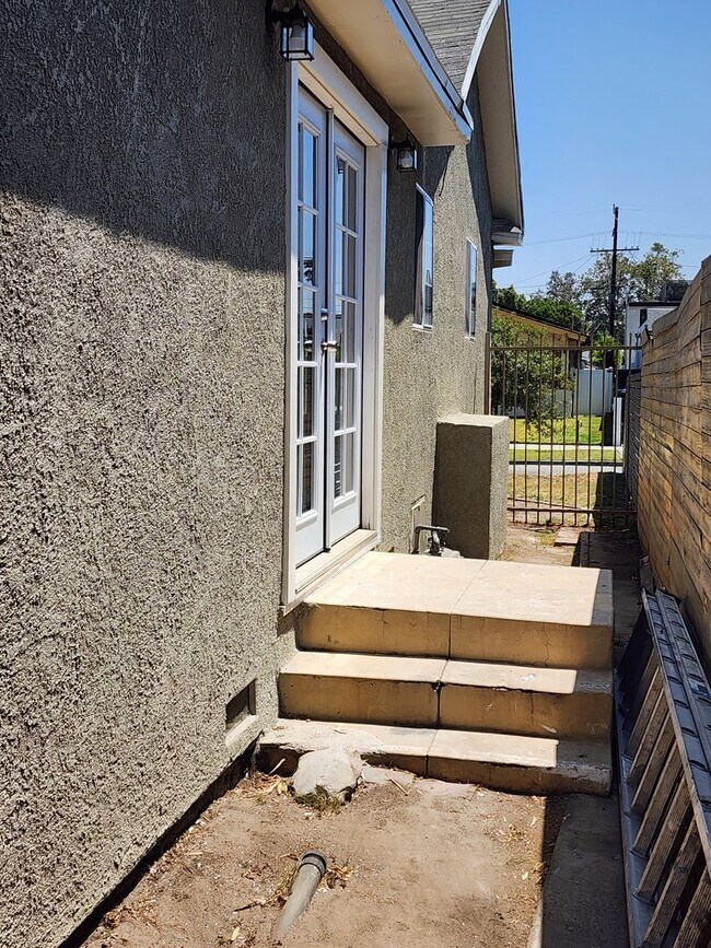 Building Photo - Charming 3 Bedroom / 2 Bathroom Home with ...