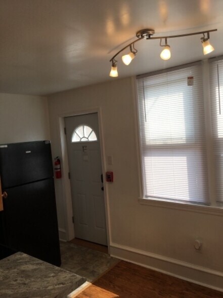 Building Photo - 1535 Sellers St