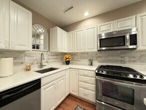 Building Photo - Carriage House