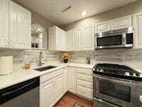 Building Photo - Carriage House