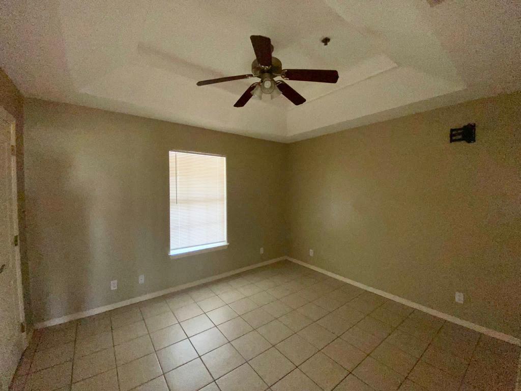 Building Photo - 1013 E Westway Ave