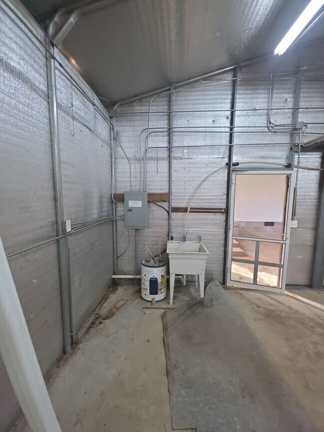 Building Photo - 124 Lake Ln