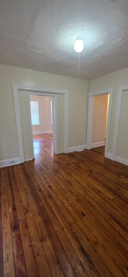 Building Photo - 1st Floor 3 Bedroom Apartment Available Today