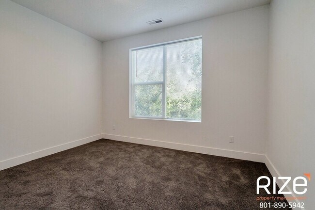 Building Photo - 3359 S 900 E