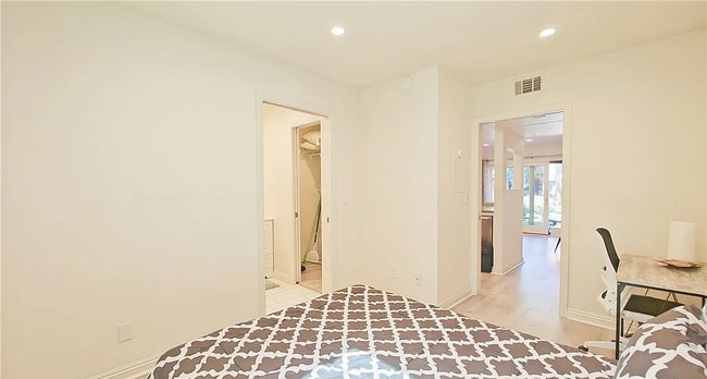 Building Photo - Discover this stunning 1-bedroom, 1-bath e...