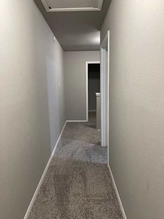 Building Photo - 919-921 West Rochelle Road