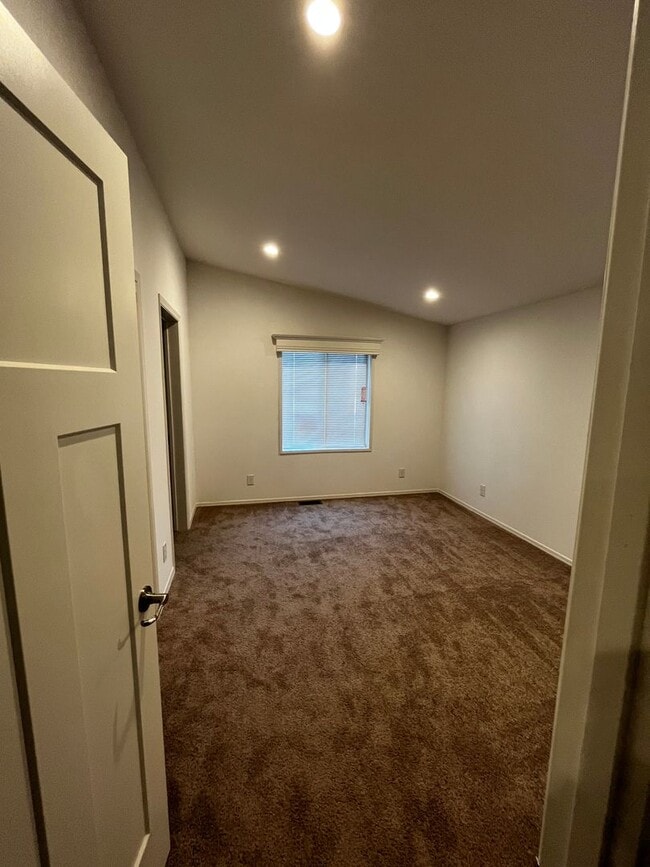 Building Photo - Beautifully Kept Newly Constructed Manufactured Home 3bed/2bath