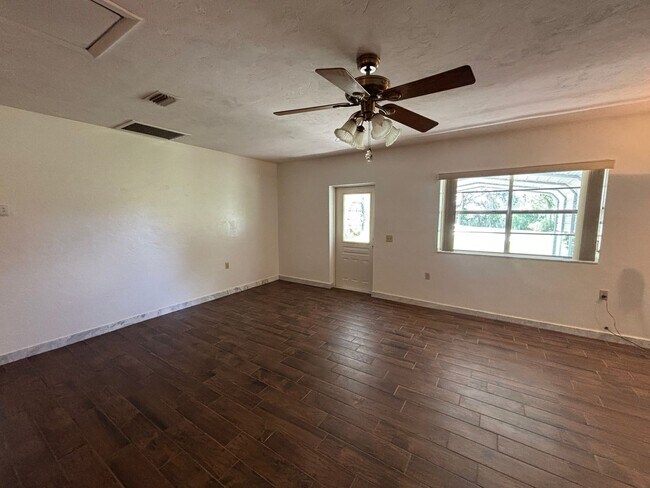 Building Photo - Large 2/2 in the country - No carpet