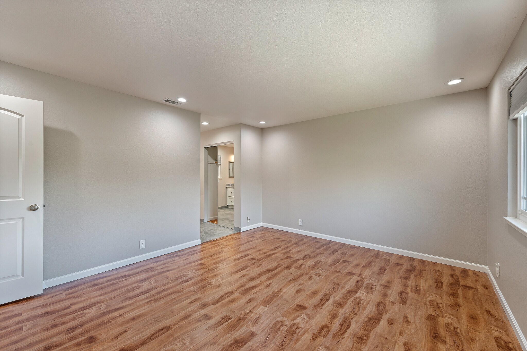 Building Photo - 3661 Slopeview Dr
