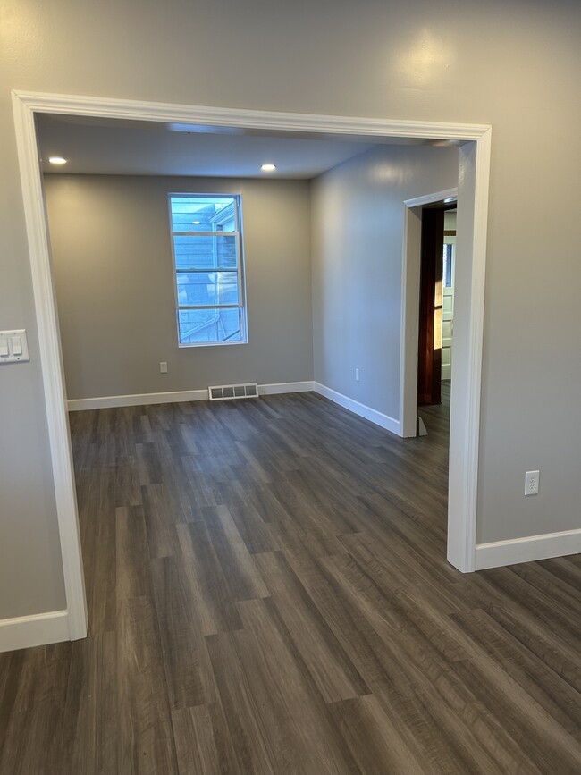 Living space, room 1 - 13 Pinewood Ter