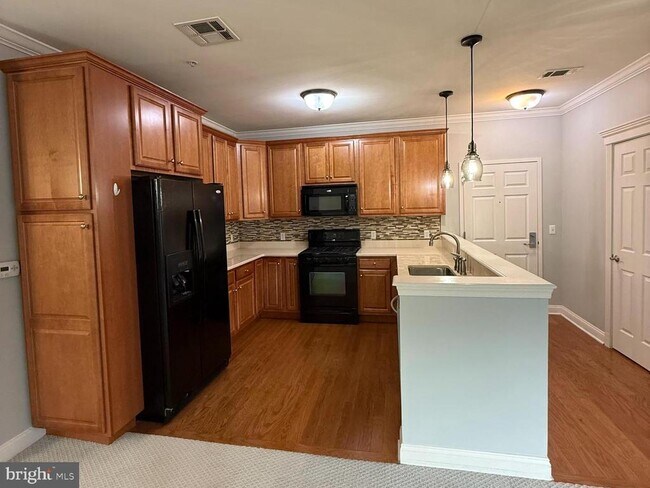 Building Photo - 300 W Elm St