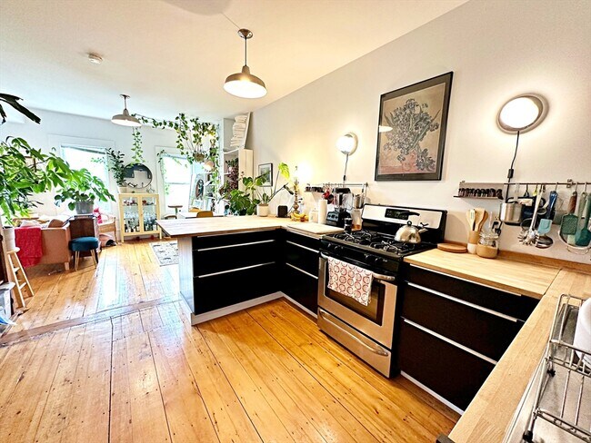 Building Photo - 264 Sumner St