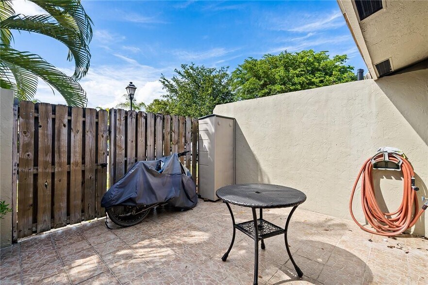 Building Photo - 21 Meadows Dr