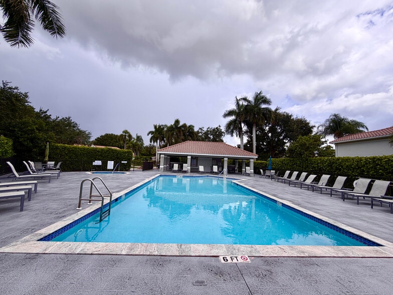 Big refreshing pool for you. - 9231 Spring Run Blvd