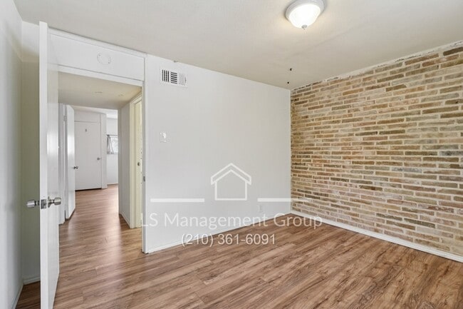 Building Photo - 408 Ira Ave