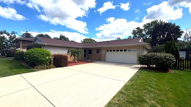 Building Photo - 933 Garden Ln