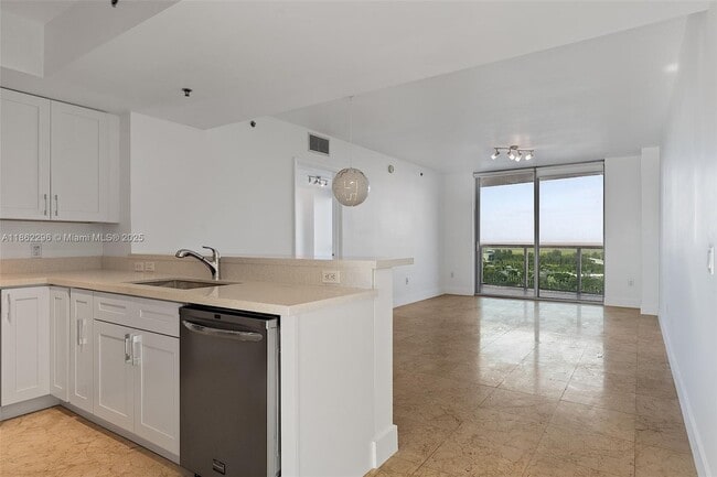 Building Photo - 2641 N Flamingo Rd