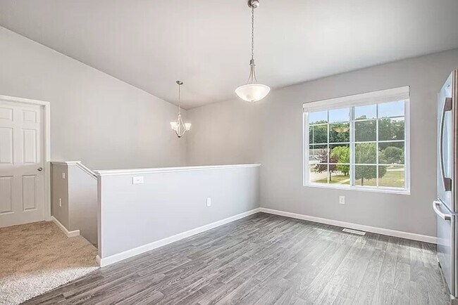 Building Photo - Spacious 4 bedroom for lease