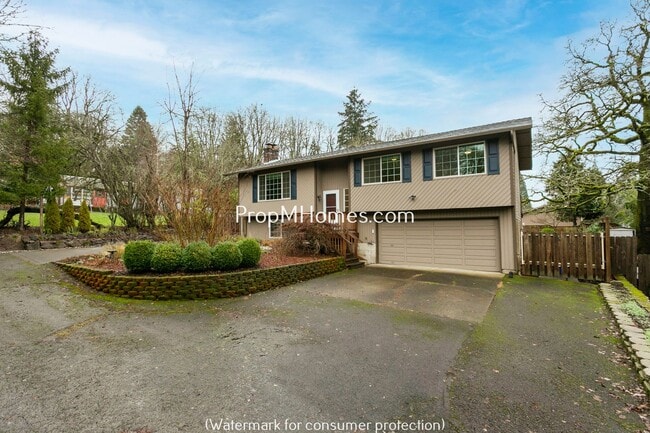 Building Photo - Spacious Four Bedroom Split-Level Home In Milwaukie!