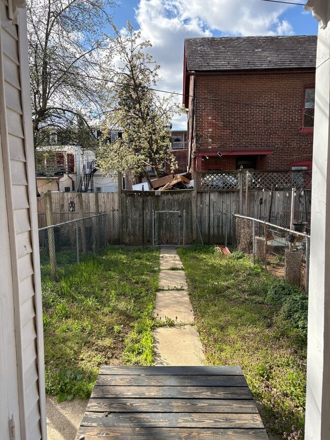 Building Photo - 948 W Maple St