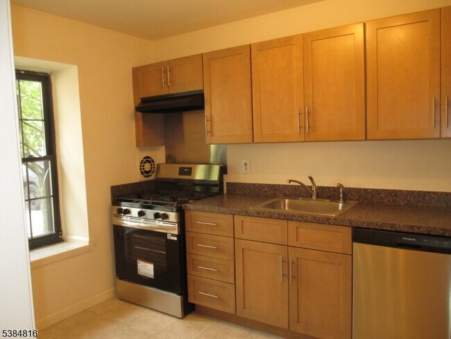 Building Photo - 181 Long Hill Rd