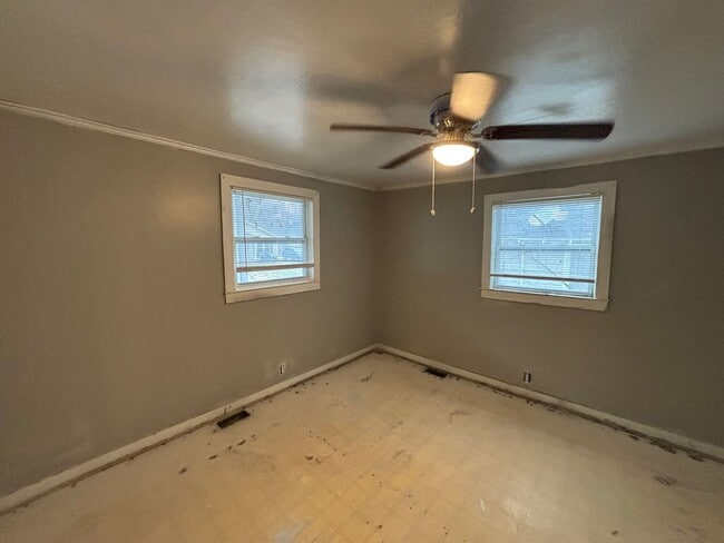 Building Photo - COMING SOON! 2 Bed House! Making it ready for you!