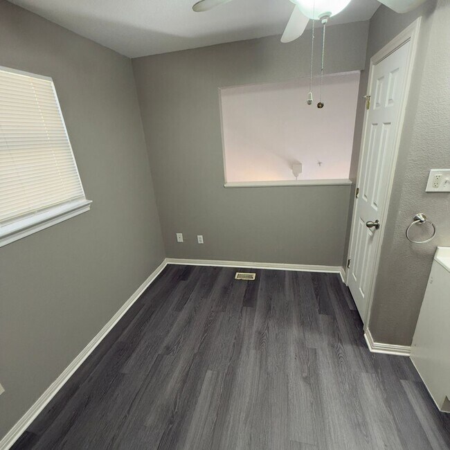 Building Photo - $500 Off 1st Full Month!* All Utilities In...